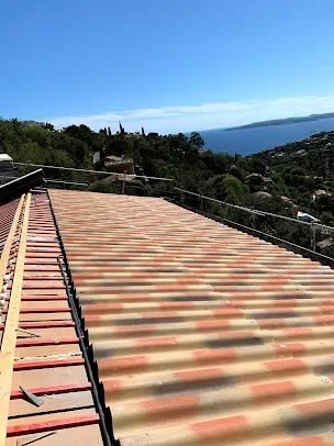 Couverture en tuiles neuves sur une villa avec vue mer