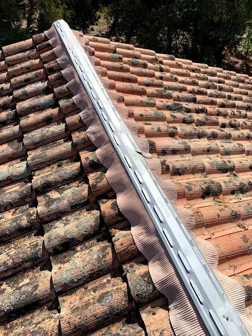 Noue en zinc neuve sur une toiture ancienne envahie par la mousse