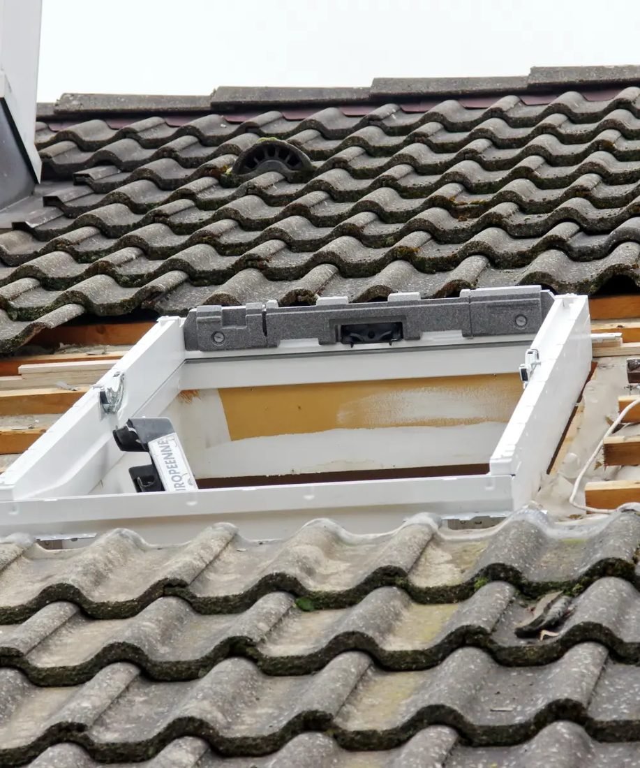 Cadre d’étanchéité d’une fenêtre de toit Velux en cours de pose